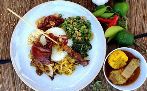 巴厘岛美食终极攻略：从路边 Warung 到日落海鲜大餐，一口吃懂整座岛